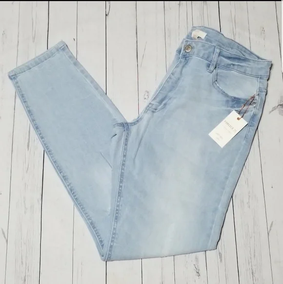FOREVER 21 Mid Rise Light Denim Skinny Jeans - Picture 2 of 8